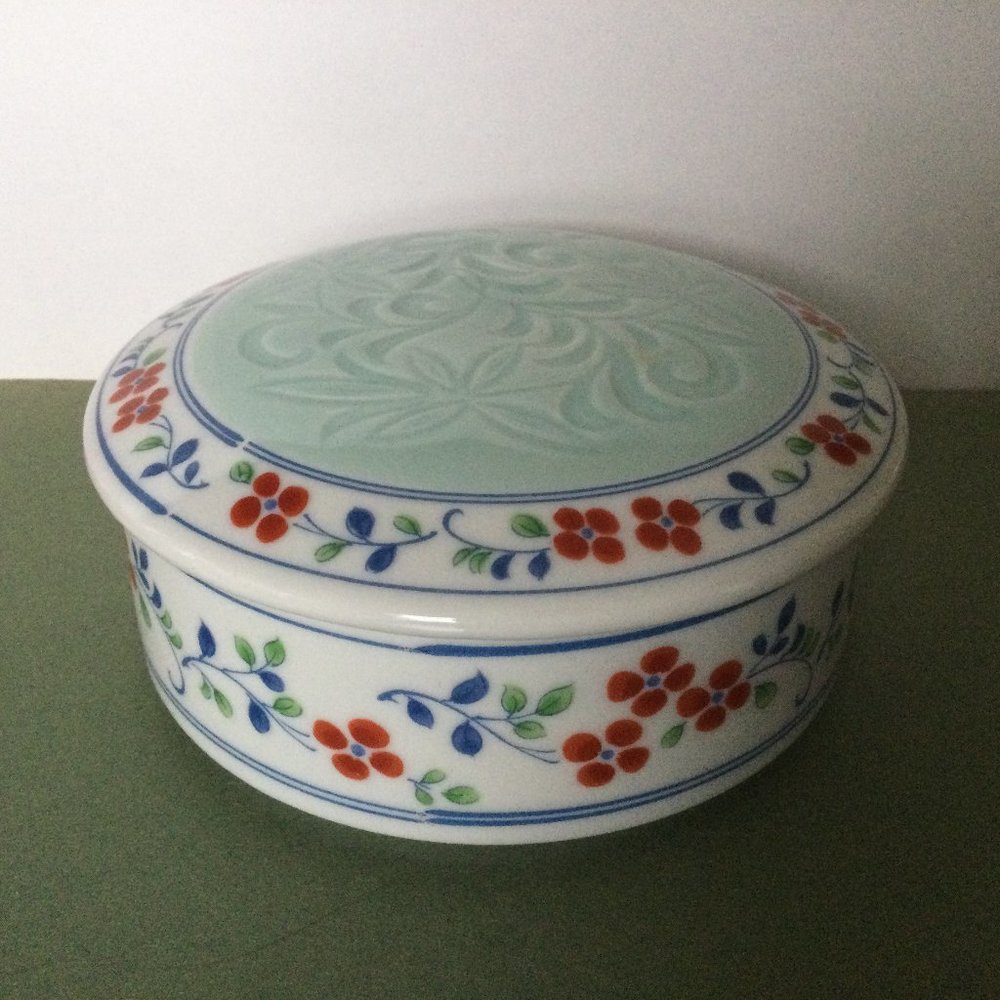 Beautiful Japanese trinket box lidded jar jewelry box floral marked